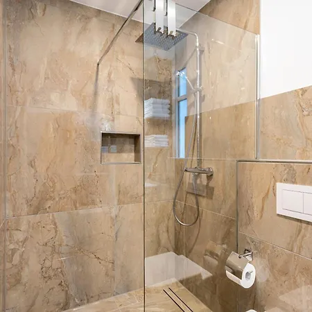 Sophie Stecker דירה *